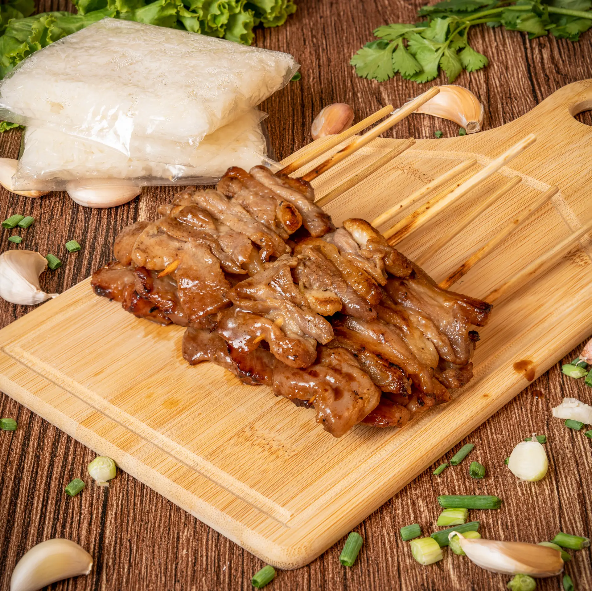 หมูปิ้งเฮียชิงปิ้งสดใหม่บนเตาถ่าน ควันลอยหอมกรุ่น